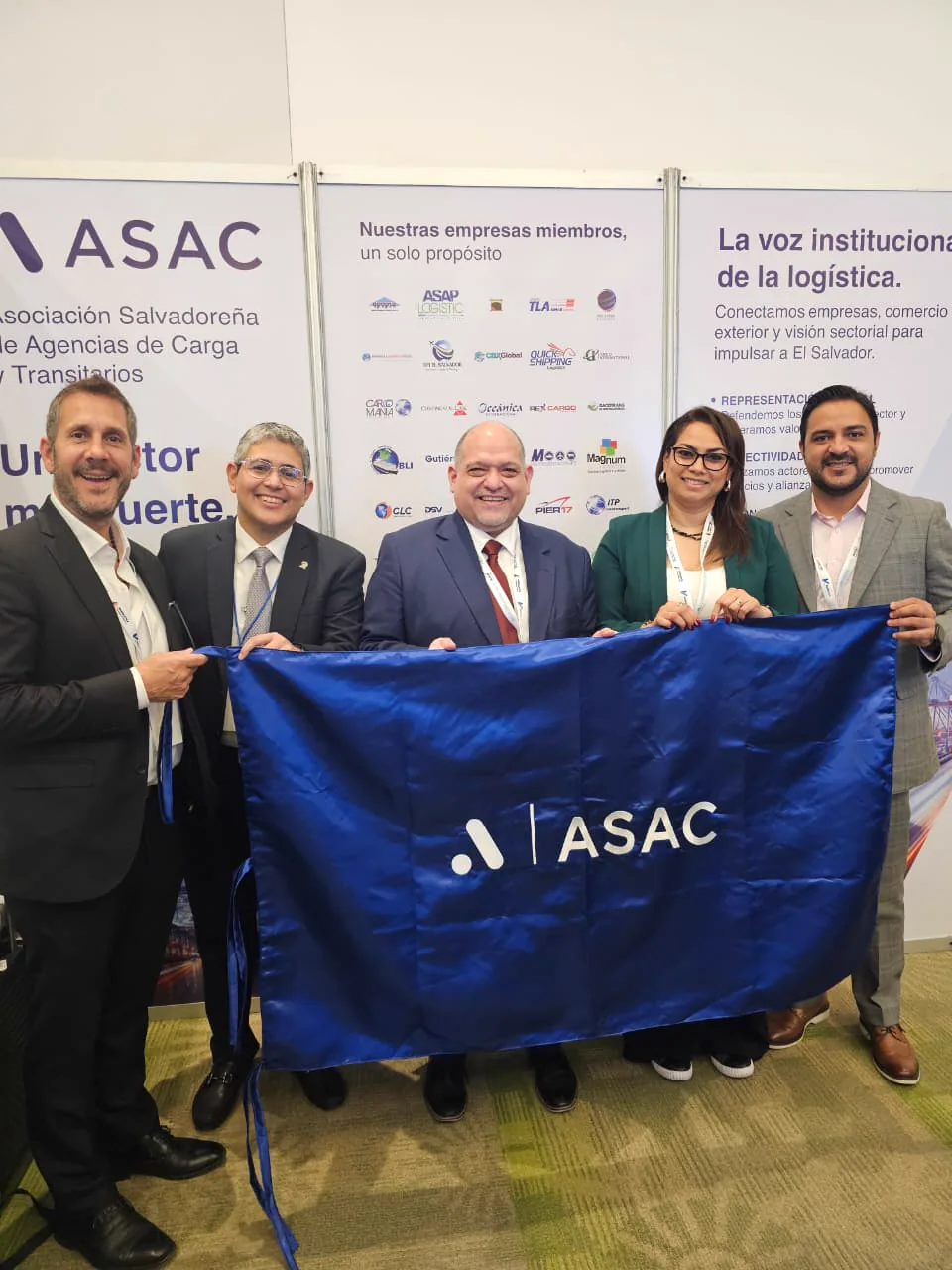 Representantes del sector logístico sostienen la bandera azul de ASAC