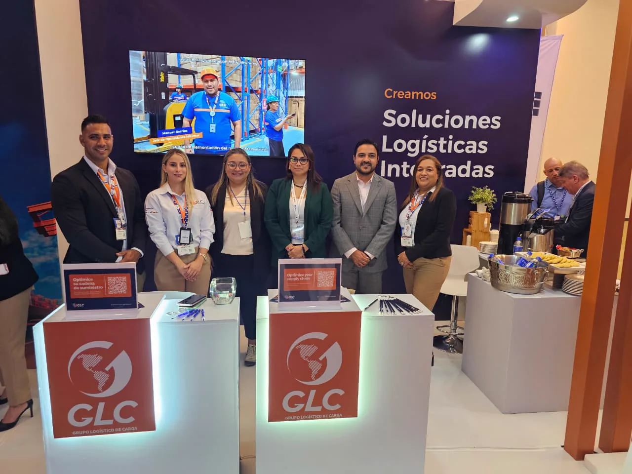Participantes frente al espacio de Grupo Logístico de Carga