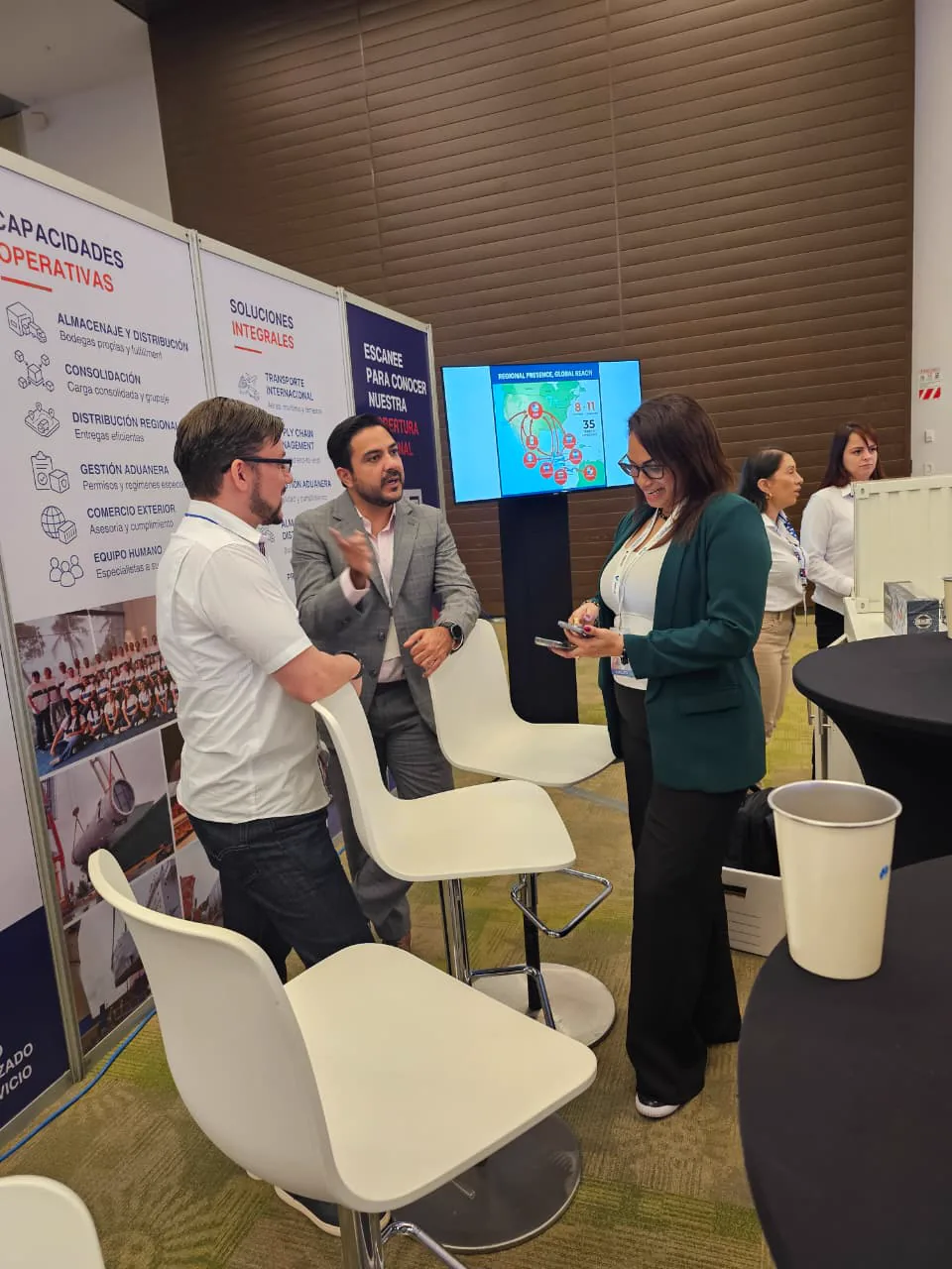 Encuentro profesional durante Expo Supply Chain ACACIA 2026